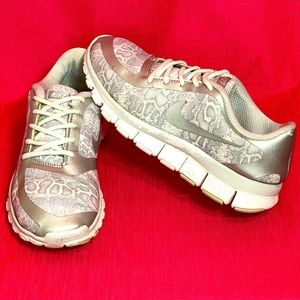 NIKE RUNNING SHOES GRAY SNAKE PRINT SIZE 7.5